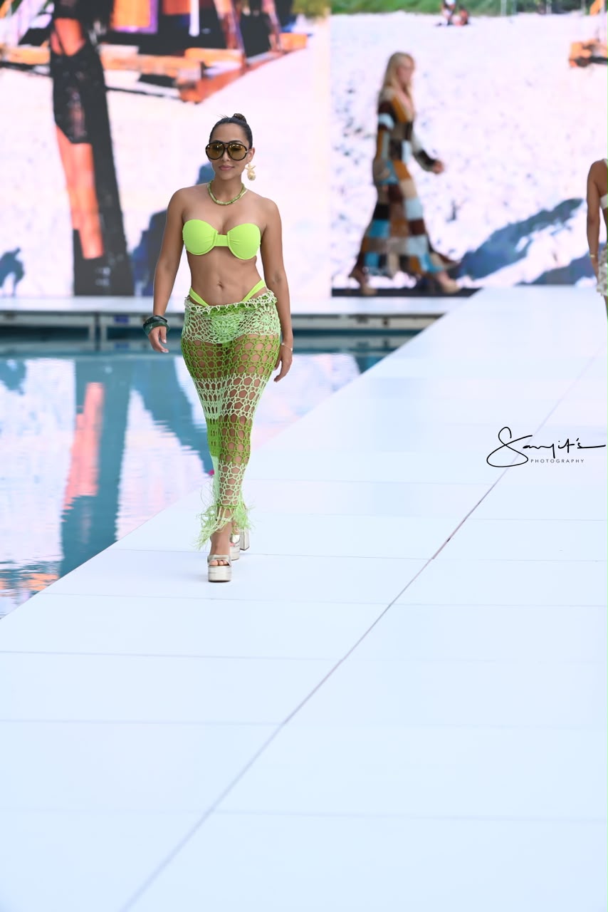 SWIMSUIT APPLE